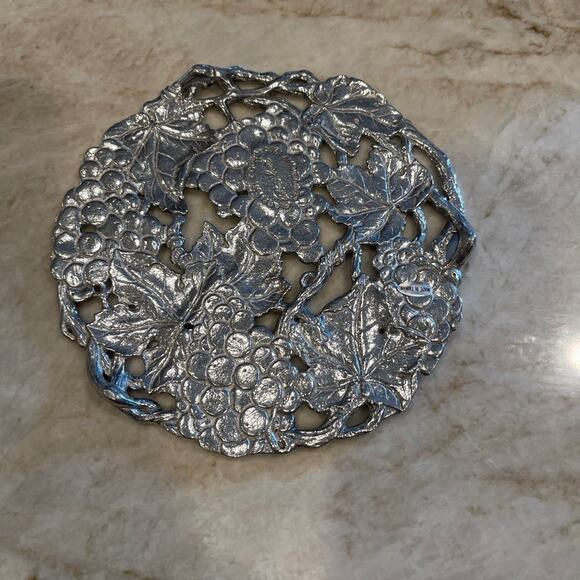 Arthur Court 1995 vintage aluminum grape designed tray - Picture 4 of 9